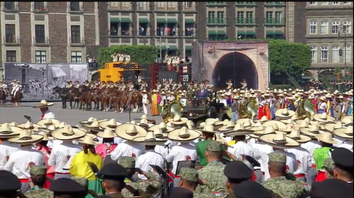 Encabeza AMLO su último desfile por el aniversario de la Revolución Mexicana
