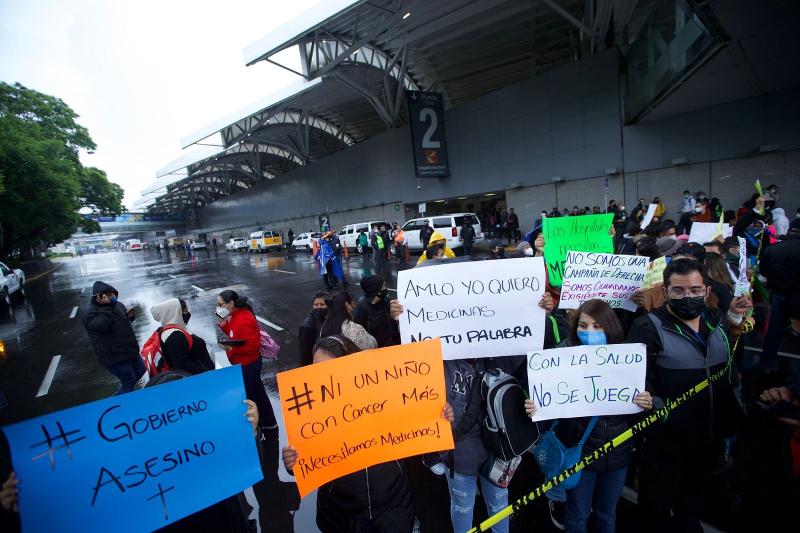 Bloquean padres de niños con cáncer instalaciones del AICM