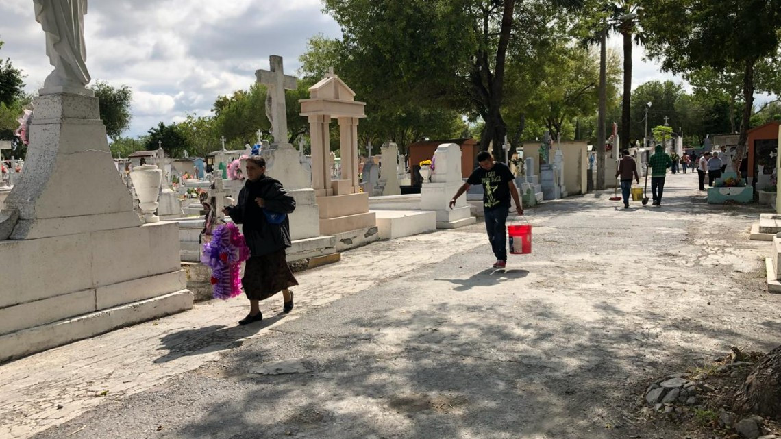 Matamorenses visitan panteones de la localidad 