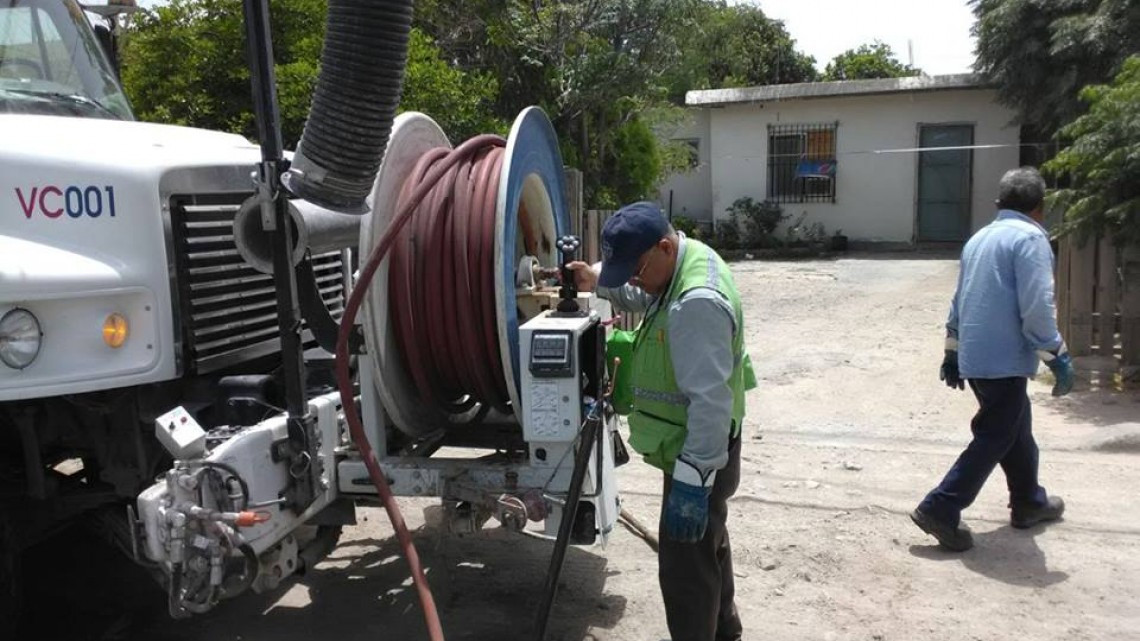 Comapa trabaja con equipo vactor