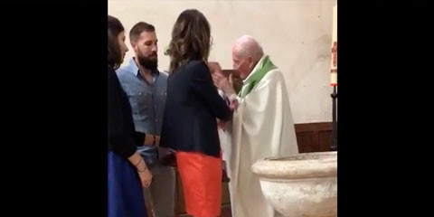 Vídeo de un cura abofeteando a un menor, causa indignación en redes