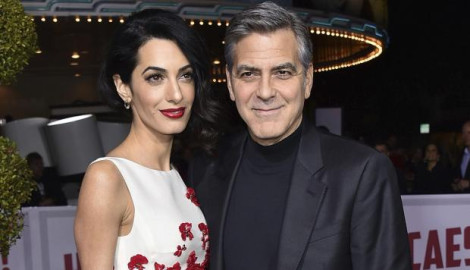 Amal y George Clooney donan 100 mil dólares para niños migrantes