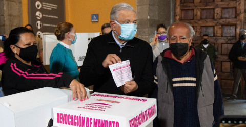 AMLO anula su voto y escribe “Viva Zapata” en su papeleta de Revocación de Mandato