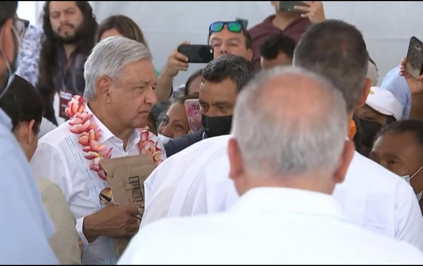Recorren AMLO y Murat comunidades de Oaxaca afectadas por "Agatha"