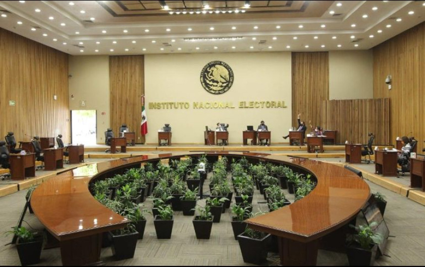 Corte admite controversia de Presidencia contra el INE por revocación