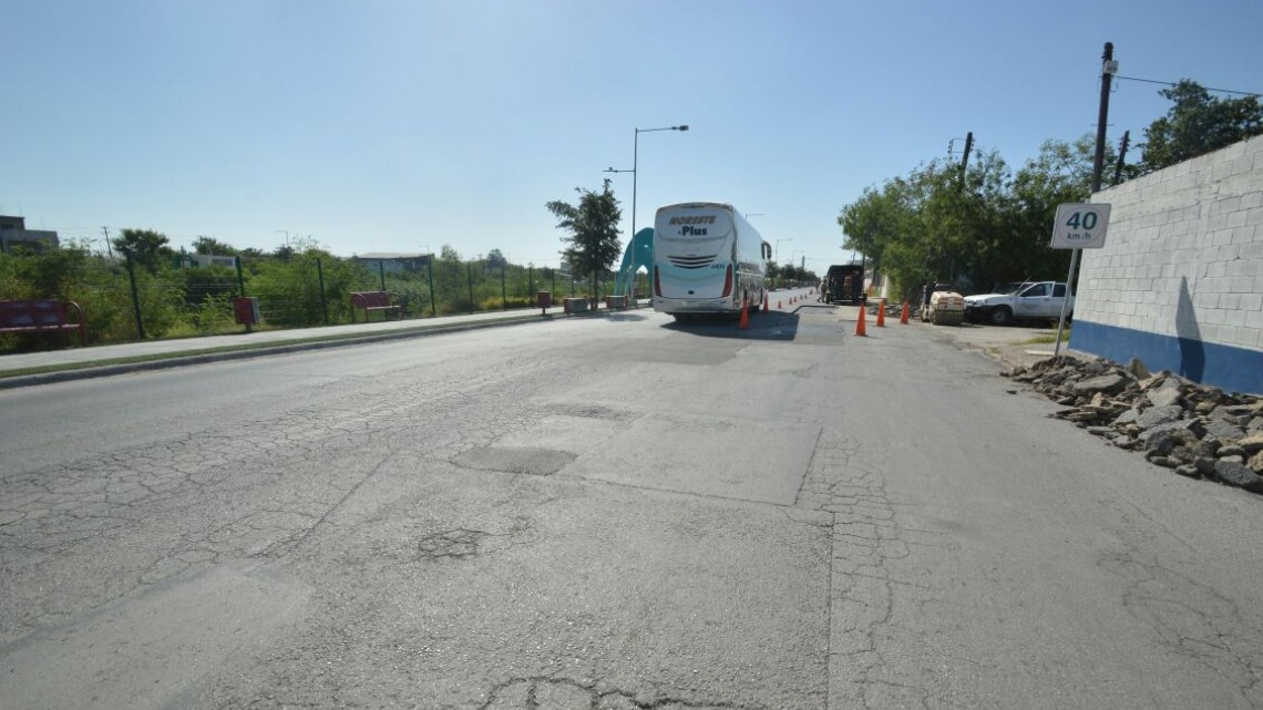 Realizan labores de bacheo en Avenida Garza Zamora