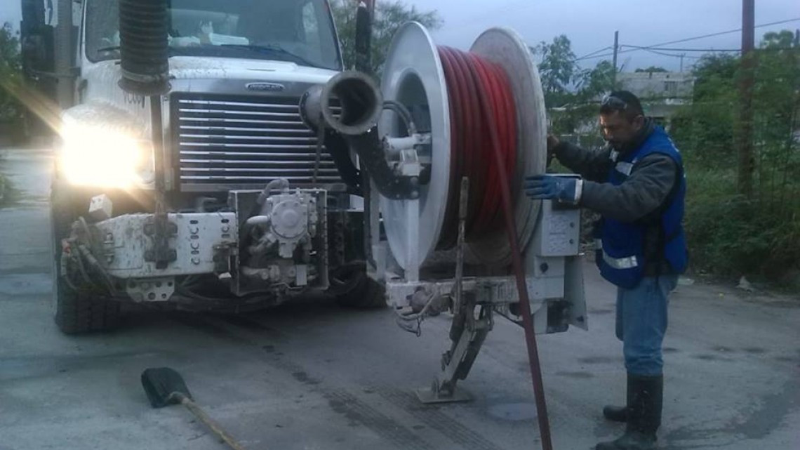 Comapa trabaja con equipo vactor