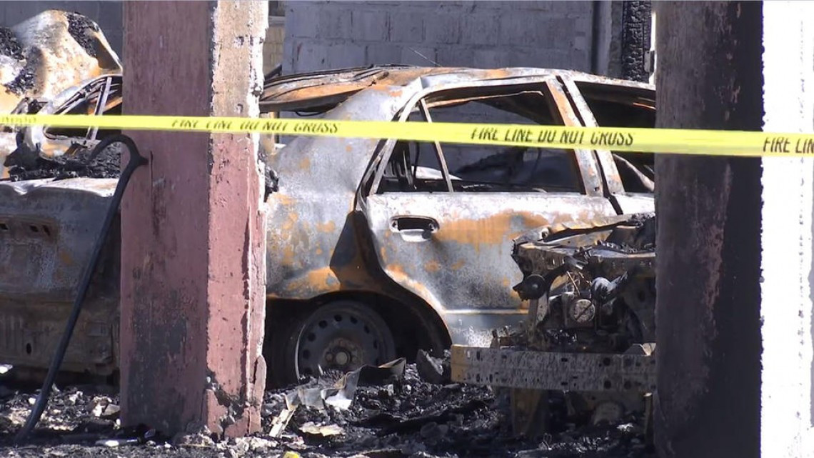 Incendio consume 13 vehículos en Mercedes