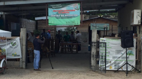 Productores del campo y artesanos se unen para exponer sus productos
