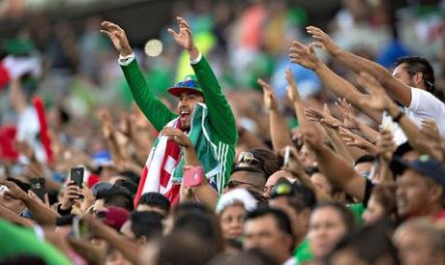 Retiran a dos mexicanos por grito de “eh pu…”