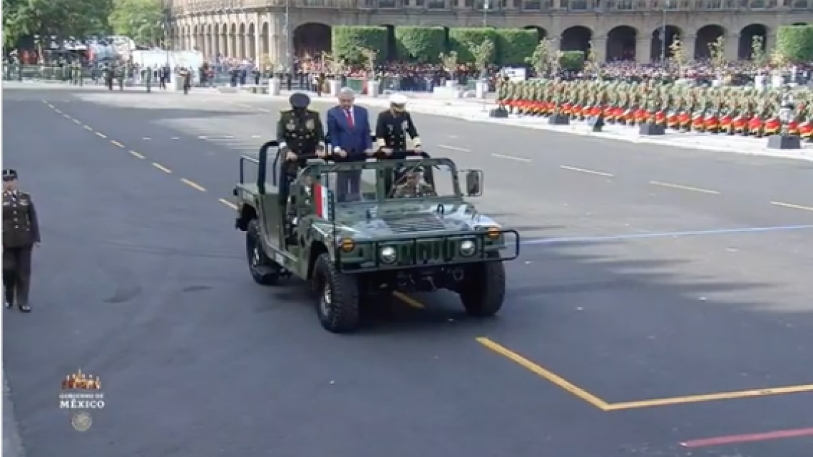 Encabeza AMLO desfile militar por el 212 aniversario de la Independencia de México
