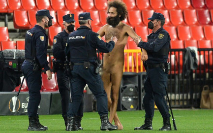 Espontáneo interrumpe el Granada-United en la Europa League