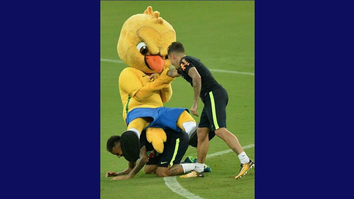 La particular broma de Neymar y Coutinho a la mascota de Brasil