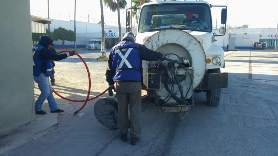 Comapa trabaja con equipo vactor