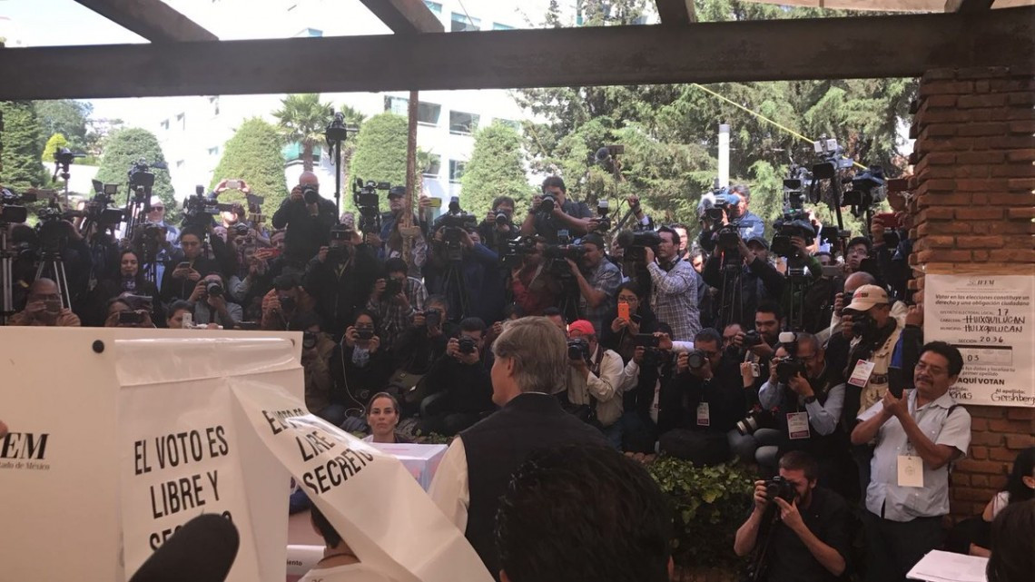  Alfredo del Mazo emite su voto