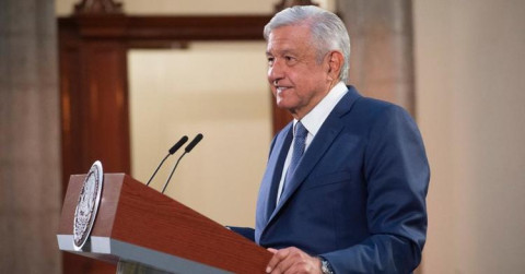 Prevé AMLO vacunarse contra covid-19 el martes en su conferencia matutina
