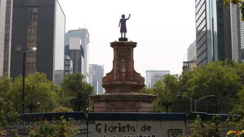 Mujeres colocan antimonumenta en lugar de estatua a Colón en CDMX