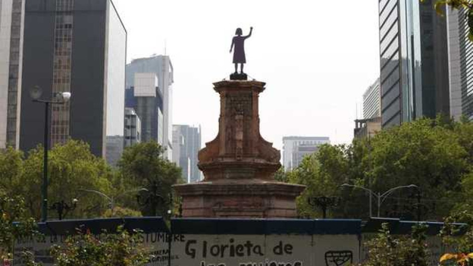 Mujeres colocan antimonumenta en lugar de estatua a Colón en CDMX
