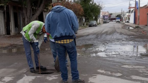 COMAPA da mantenimiento a red de drenaje en la colonia Longoria 