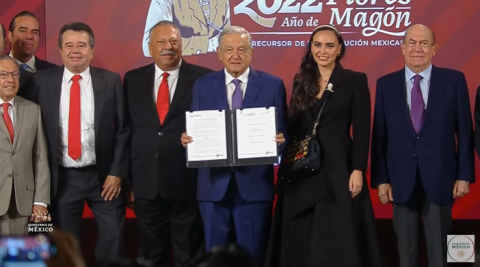 Firman AMLO y empresarios acuerdo para contener la inflación; Se suman Bachoco y Walmart 