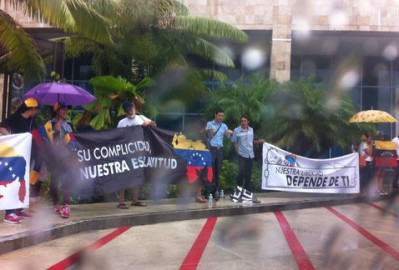 Se manifiestan venezolanos contra su gobierno, en Cancún