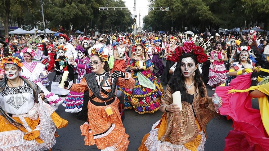 Coloridos Catrinas y Mexicráneos desfilaron en CDMX 