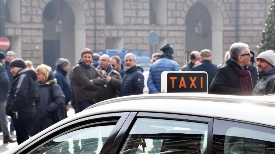 Sexto día de huelga taxistas en Italia en protesta contra Uber