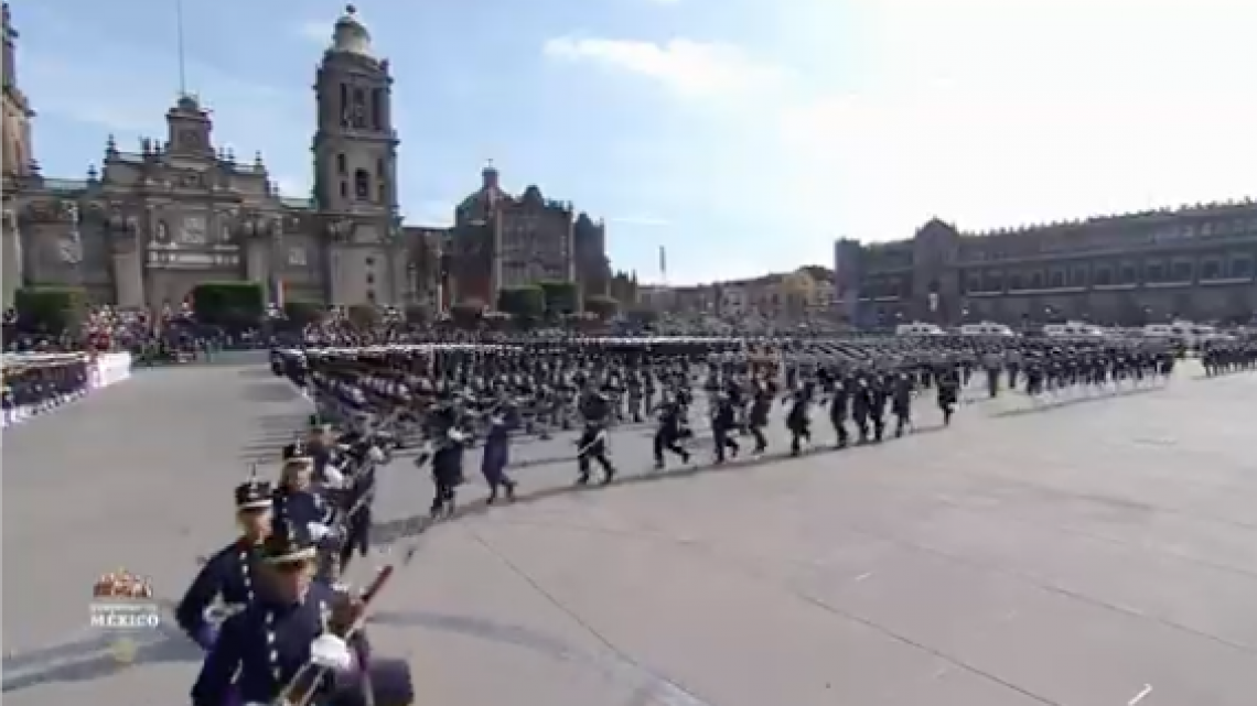 Encabeza AMLO desfile militar por el 212 aniversario de la Independencia de México