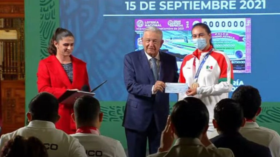Entrega AMLO estímulos económicos a deportistas que participaron en Tokio 2020 
