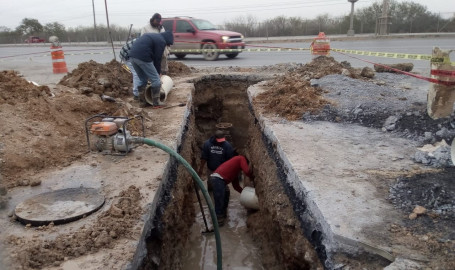 Repara COMAPA línea de agua en la colonia Almaguer