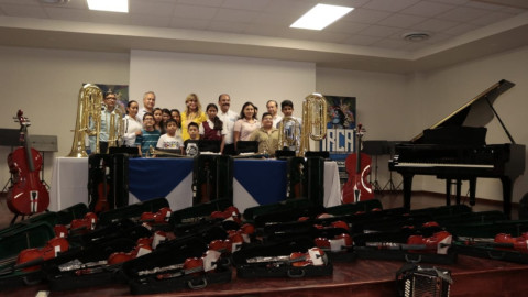 Entrega Maki Ortiz instrumentos musicales al IRCA