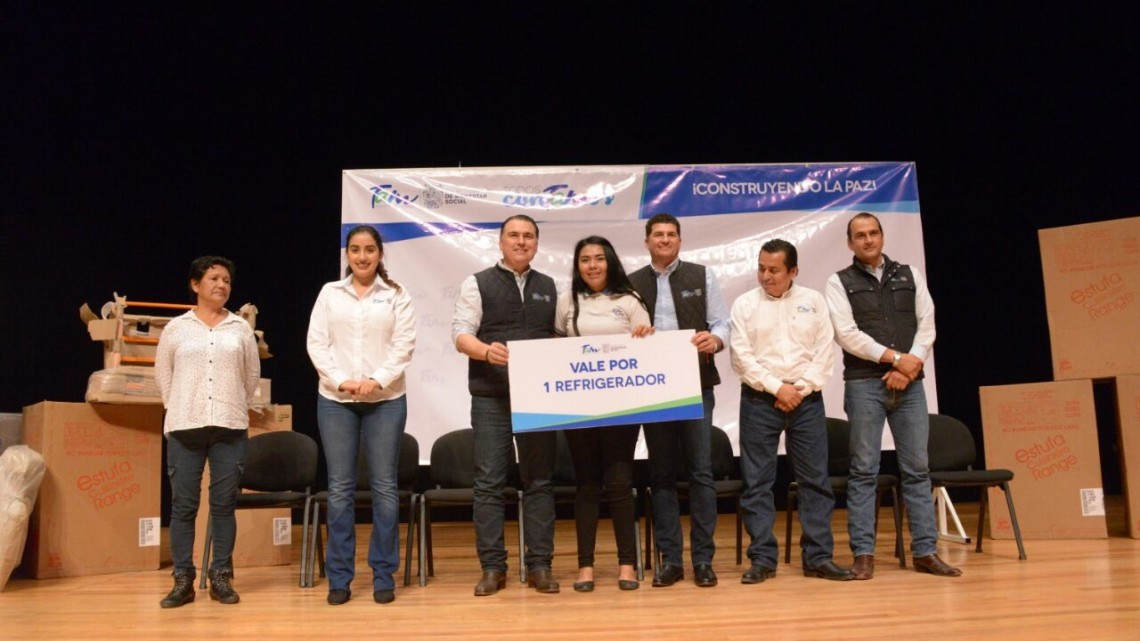 Entregan apoyos en la zona sur