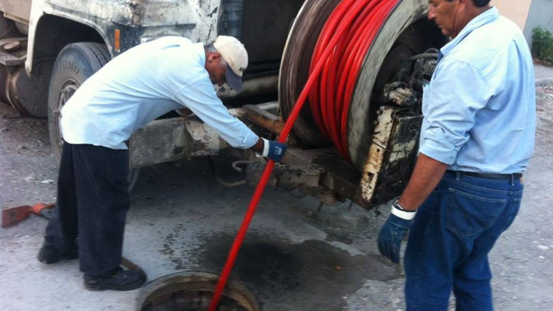 Comapa trabaja con equipo vactor