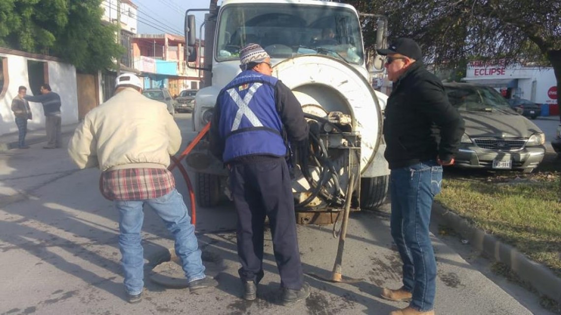 Comapa trabaja con equipo vactor