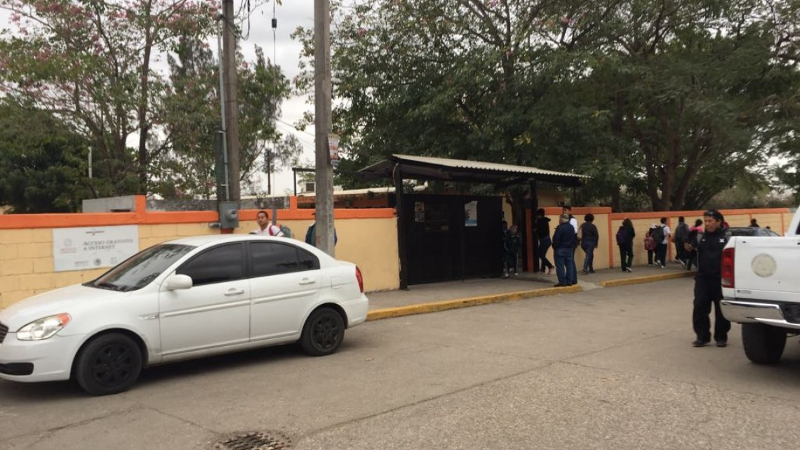 Evacúan escuelas ante presencia de nube tóxica