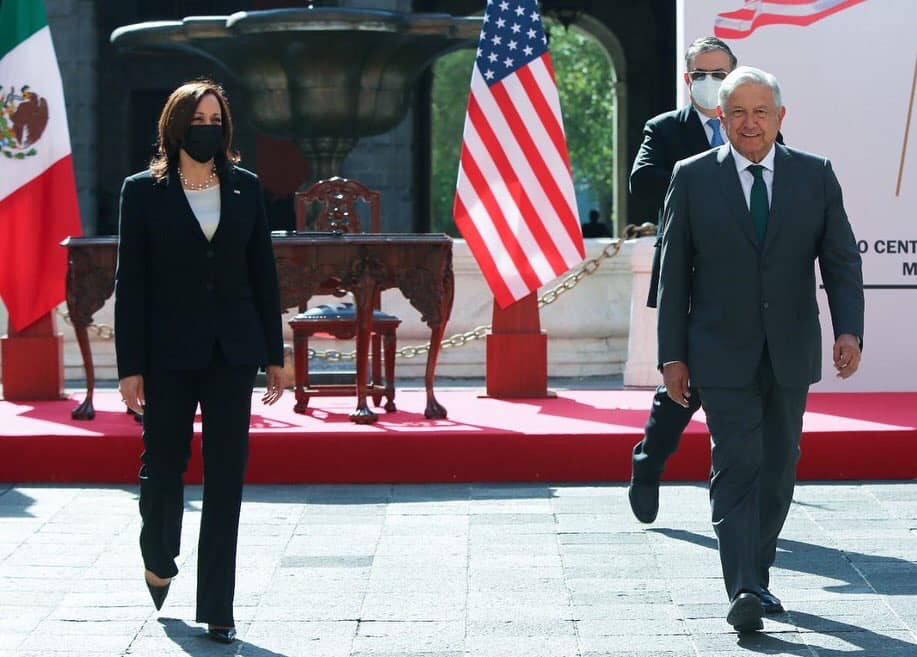 Arriba Vicepresidenta de EU, Kamala Harris a Palacio Nacional 