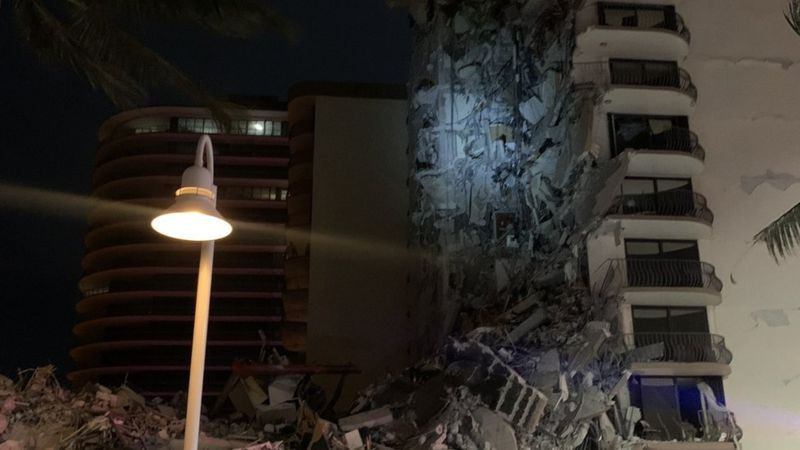 Al menos un muerto al derrumbarse parte de un edificio en Miami