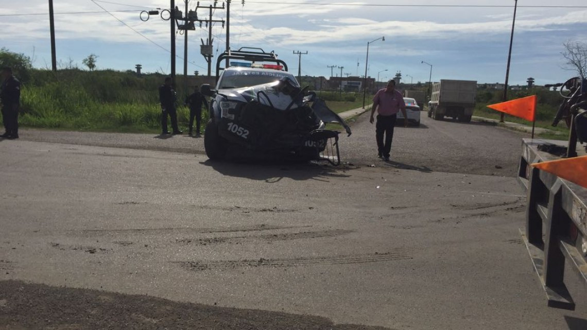 Policías estatales chocan contra trailer