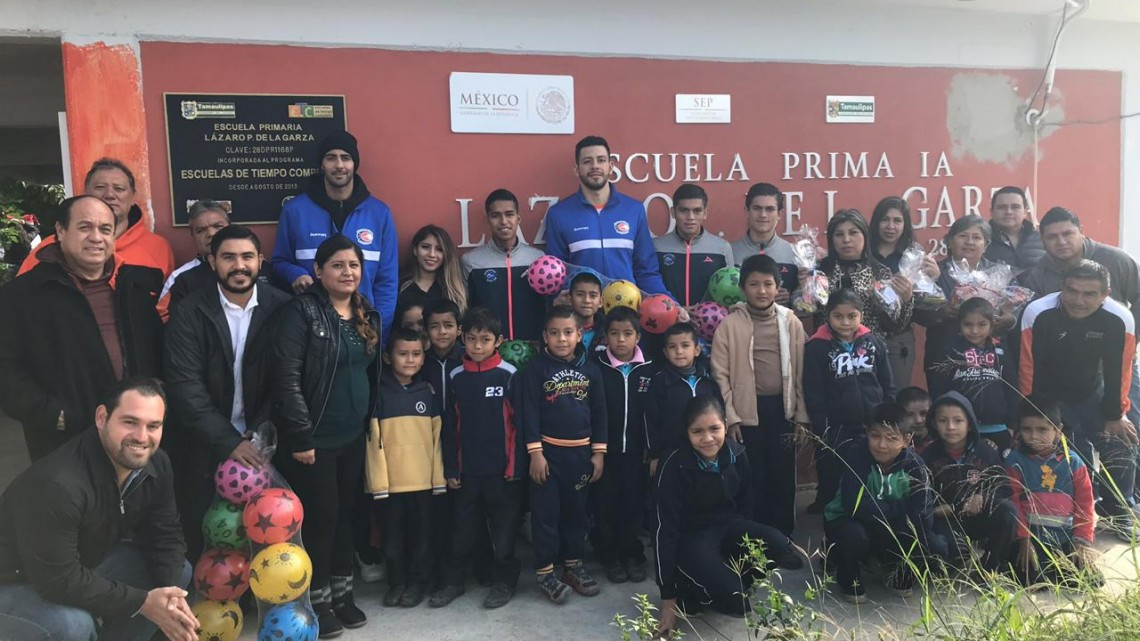 Dibujan sonrisas a pequeños