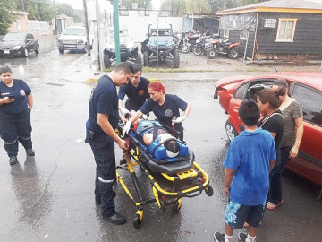 Dos niños resultan heridos tras choque automovilístico