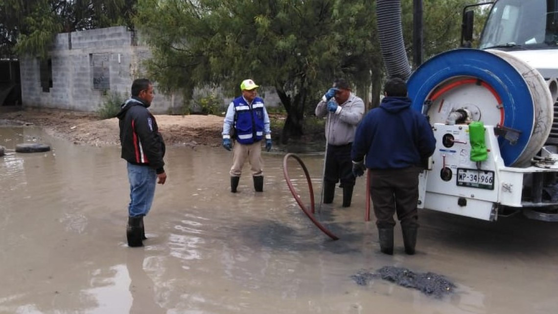 En función línea general de drenaje sanitario en colonia Independencia