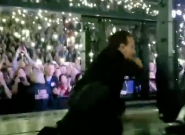 Líder de U2 sufre caída en el show de Chicago