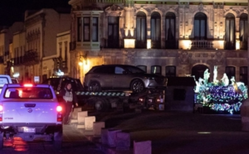Encuentran 10 cuerpos en camioneta abandonada frente a Palacio de Gobierno de Zacatecas