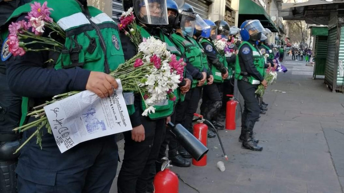 8M: Feministas regalan flores a mujeres policías durante marcha