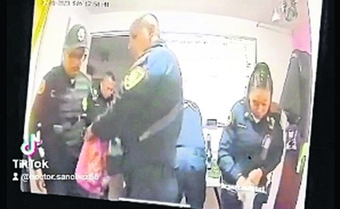 Policías de la CDMX son captados torturando y robando