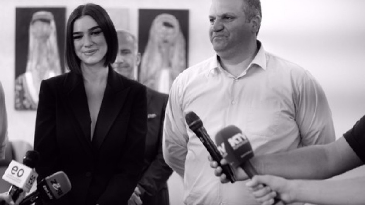 Dua Lipa recibe la llave de su ciudad, Pristina en Kosovo