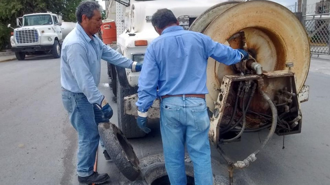 Comapa trabaja con equipo vactor