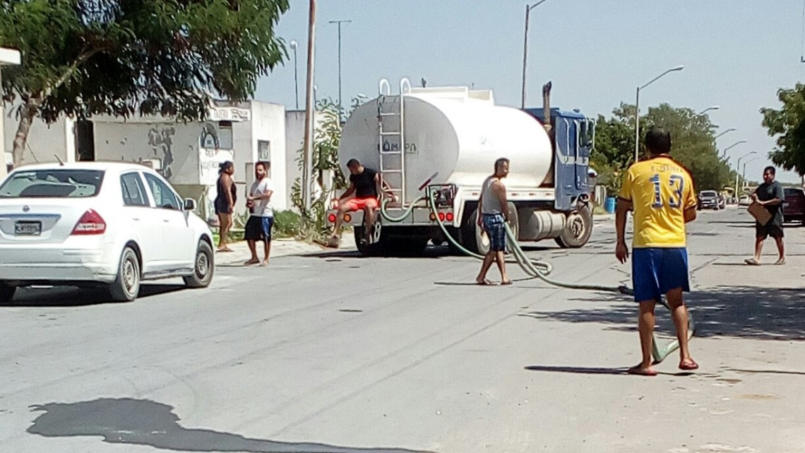 Cumplen pipas con entrega de agua potable