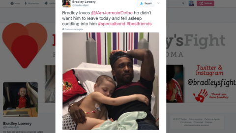 Pasa la noche en el hospital Jermain Defoe junto a niño con cáncer terminal