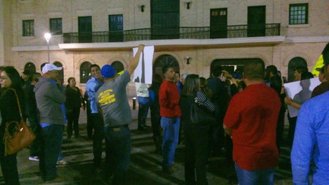Ahora fueron empleados de la JAD quienes se manifestaron en la plaza